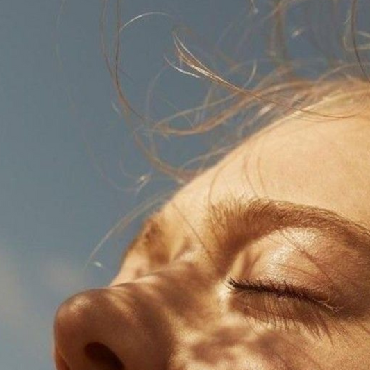 Idée reçue : le soleil fait disparaître l’acné