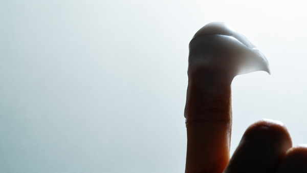 Pourquoi l'acné adulte réapparaît au menton et à la mâchoire, et ce qui aide vraiment