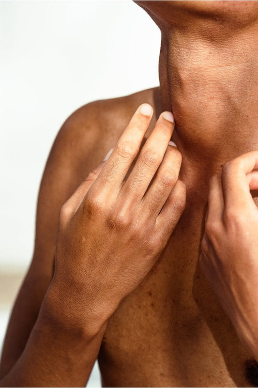 Gros plan sur une peau au grain lissé, lumière naturelle, sans maquillage